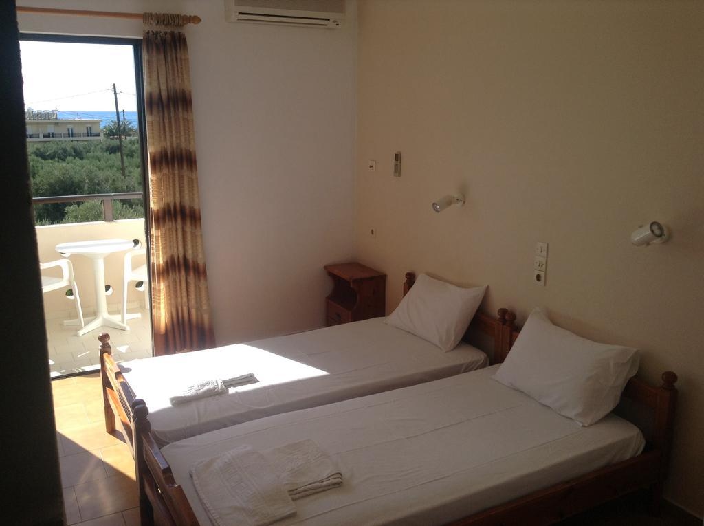 Studio Stella Плакиас Номер фото